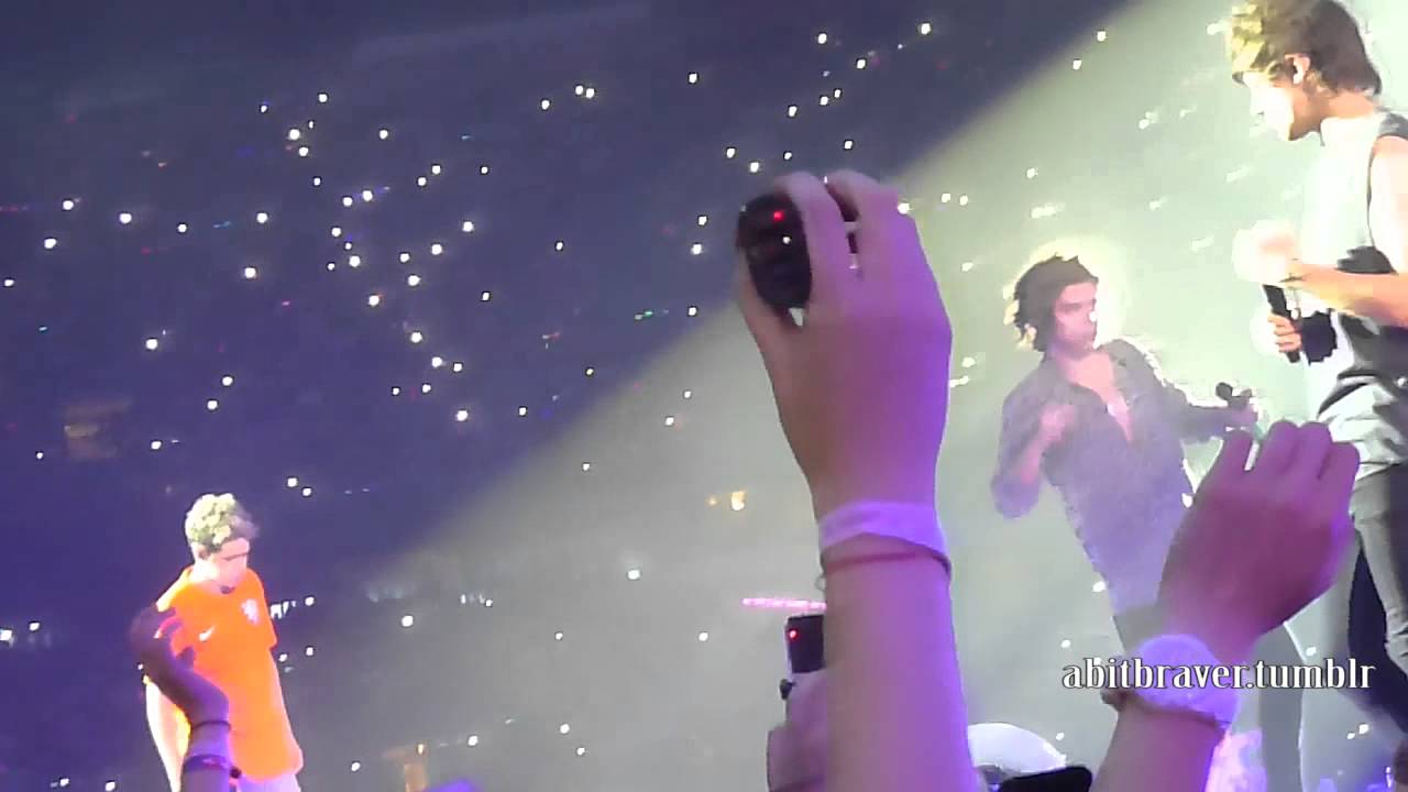 :( Niall getting hurt :( Louis looking out for him