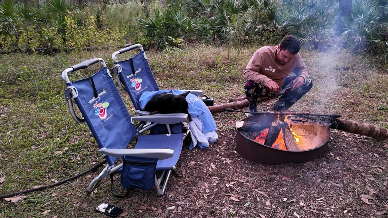 “Fogata al Atardecer: Country Vibes en un Momento de Paz”