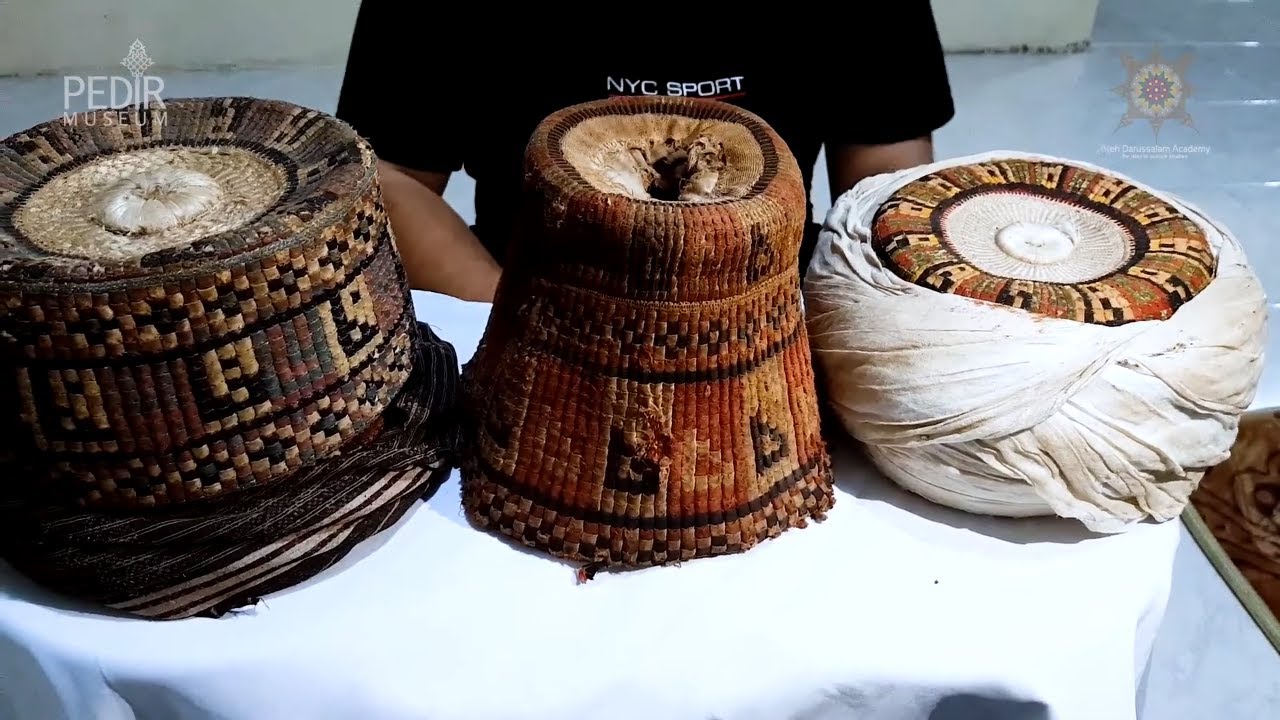 Kupiah meukutop milik Bintara Keumangan (1896) dan kupiah syam milik Teuku Imum Lhok Kaju (1936)