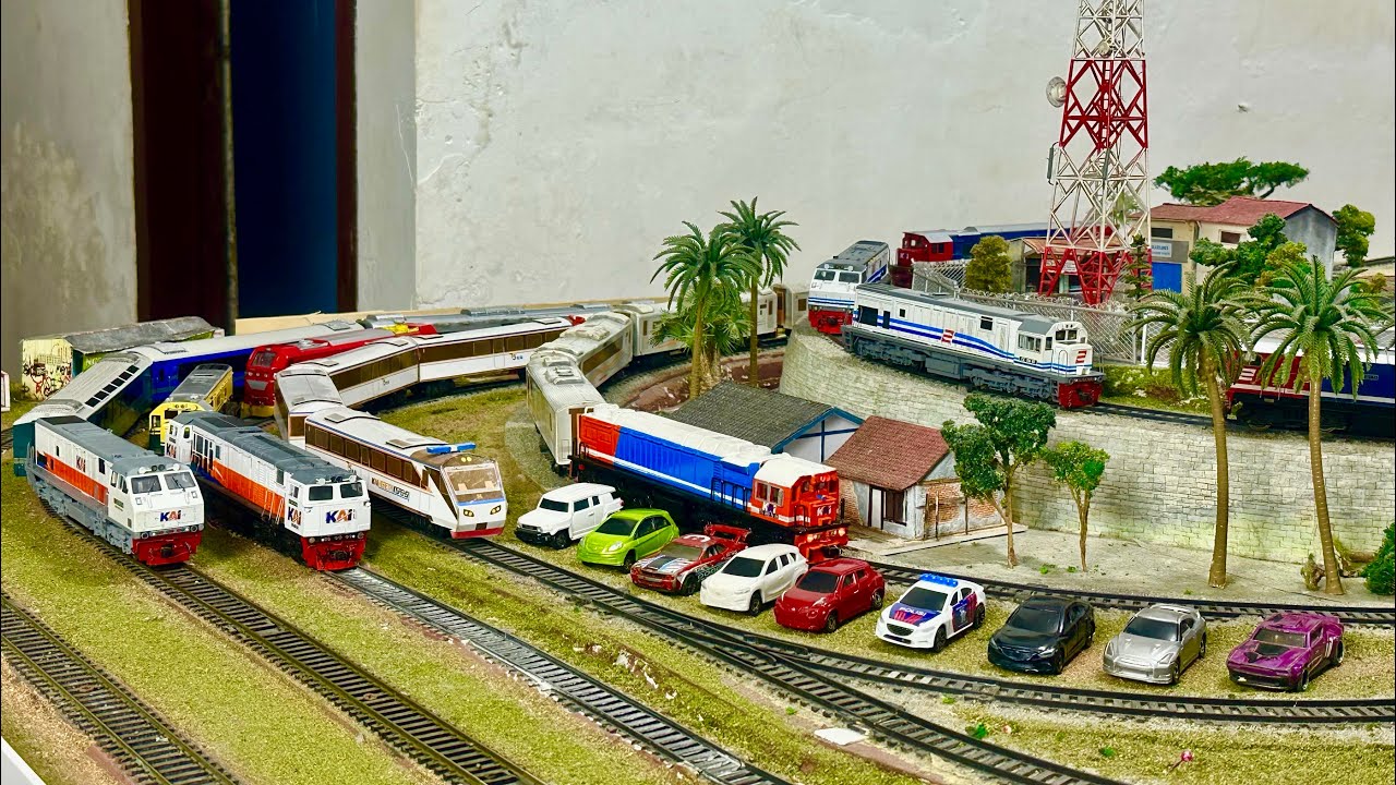 Merakit Kereta api Panjang Berbagai Lokomotif beda livery slip ditanjakan disalip Kereta inspeksi