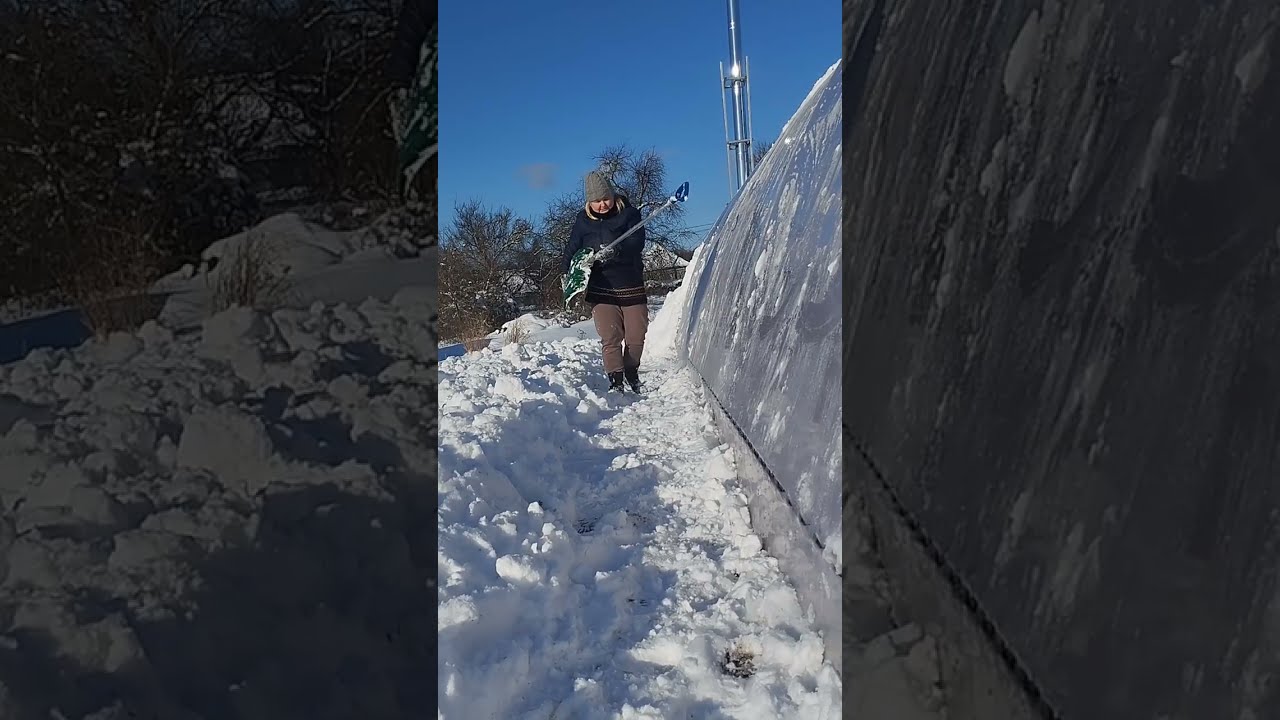 Зимові будні в селі: Рятуємо теплицю від снігу ❄️🏠. Снігу по коліно. Життя в селі 