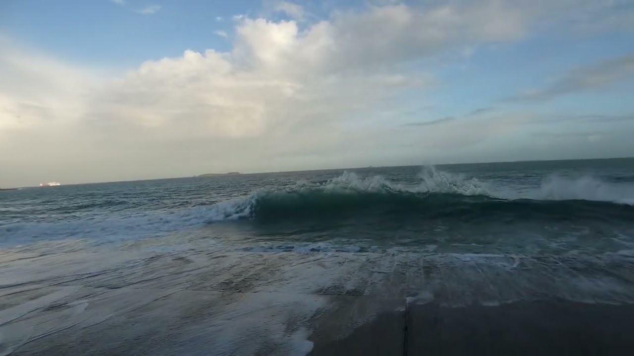 St Malo   Grandes marées le long de la plage du Sillon  le 24 Mars 2023 , Superbe !!