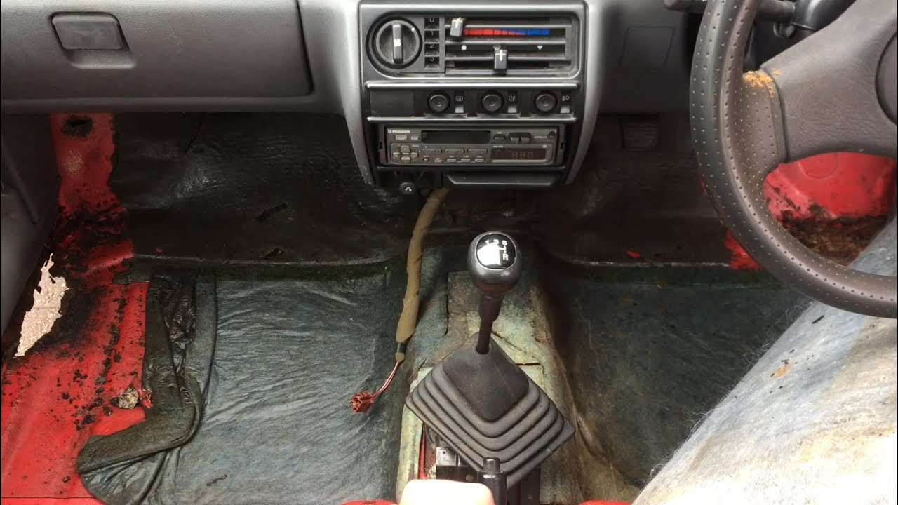 Removing the carpet out of the Fiesta XR2I