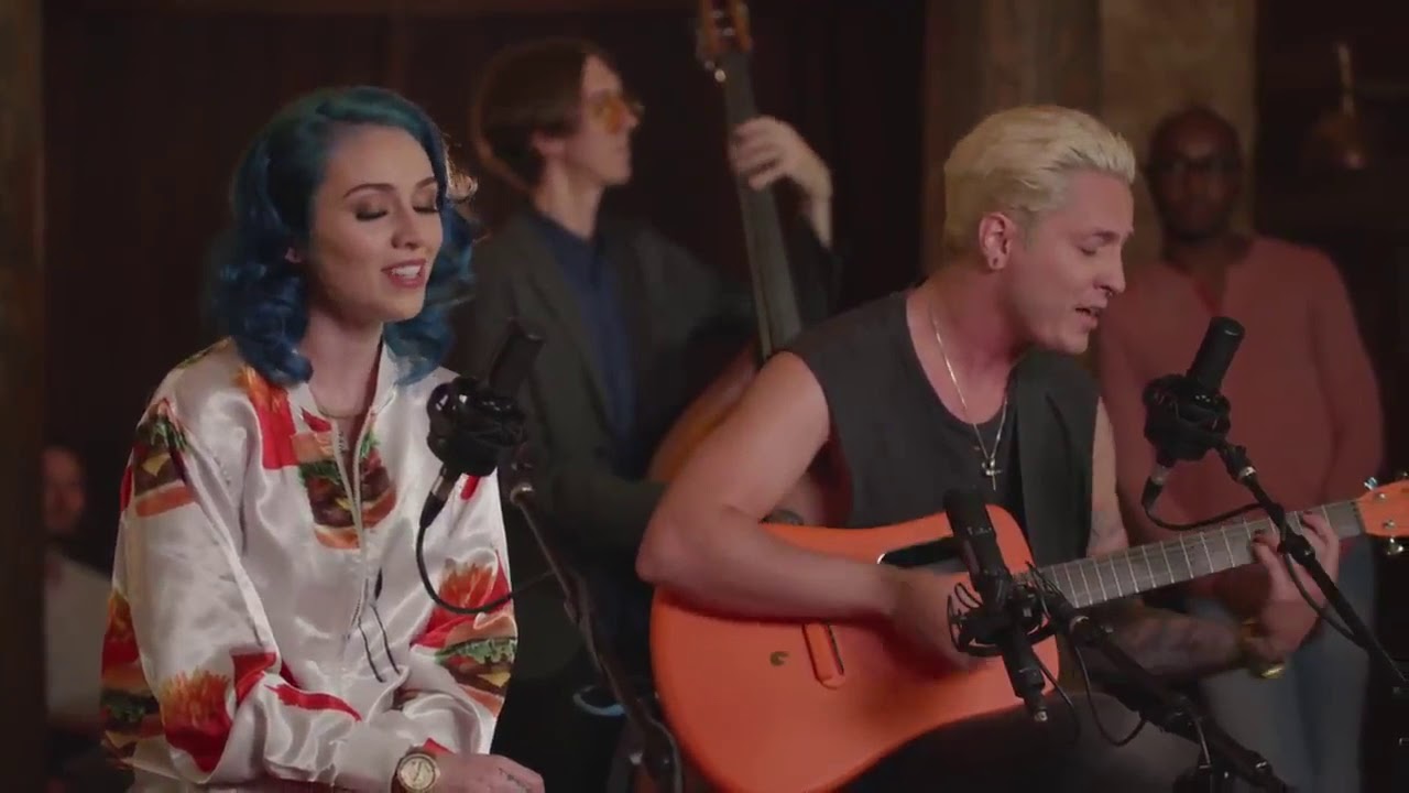 RISE - Tellesmith with the LAVA ME guitar at League Of Legends #10 celebration