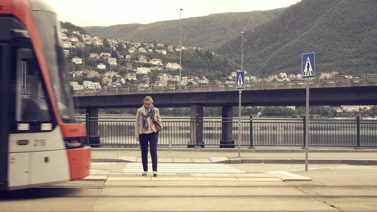 Vær våken - Bybanen kommer fra begge retninger.