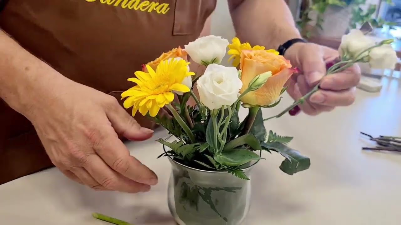 Tutorial centrotavola di fiori misti in contenitore di vetro - Fiorista Bandera