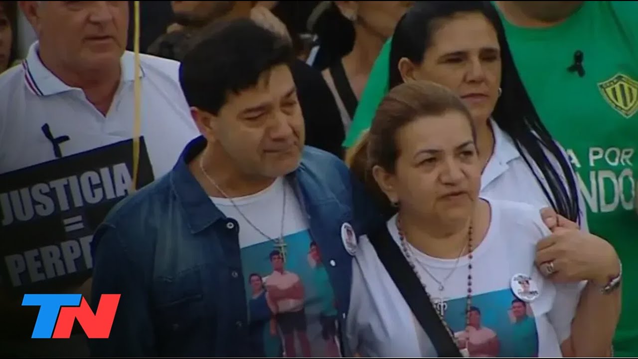 Emoción y dolor: una multitud acompaña a los padres de Fernando Báez Sosa a 3 años del crimen