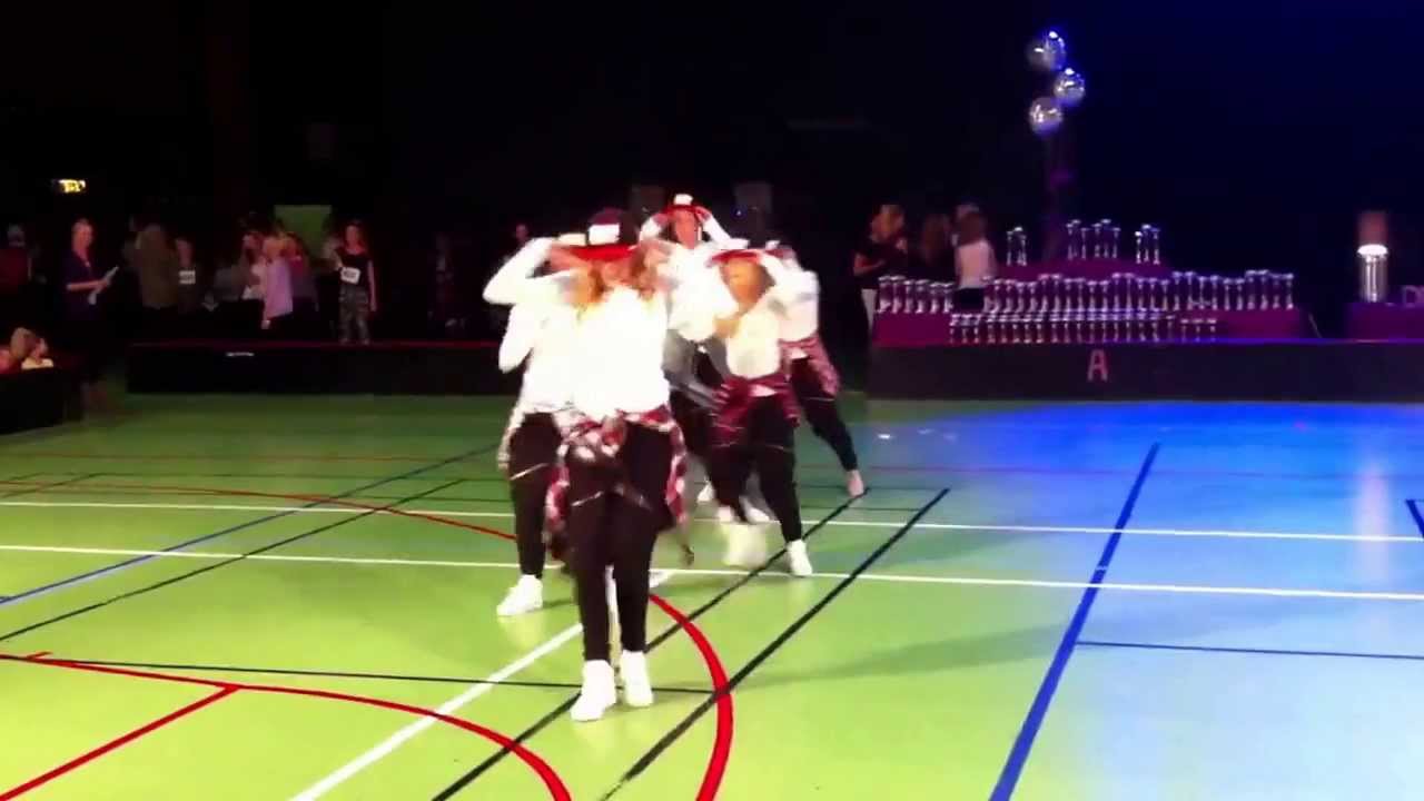 Dansgruppen NRJ från Visby Dansskola dansar på regionstävling i Enköping 2013-10-05