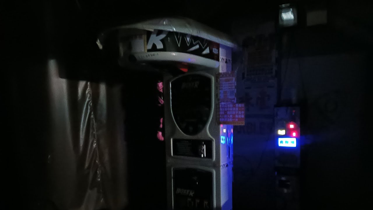 來這裡打2代美式白色拳擊機 ，不戴手套打能不能來個打到6百40分以上？，看到最後有彩蛋