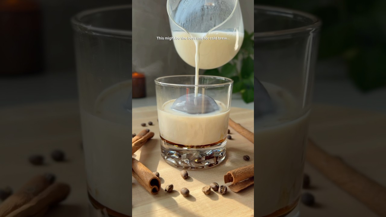 Кофейный напиток с кленовым сиропом и корицей #кофе #колдбрю