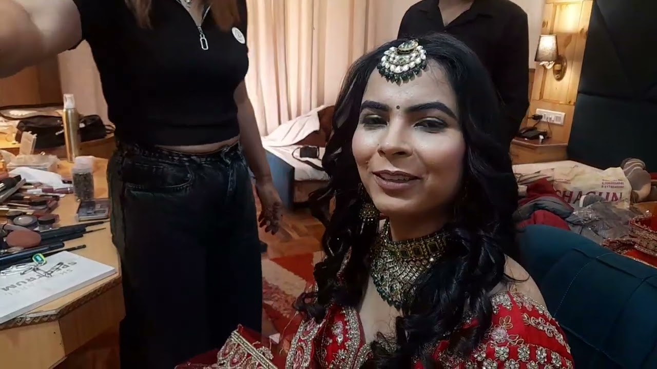 ब्राइडल मेकअप के बाद तुरंत दूसरी जगह मेंहदी में जाना पड़ा😍❤️ @monikanegi44 