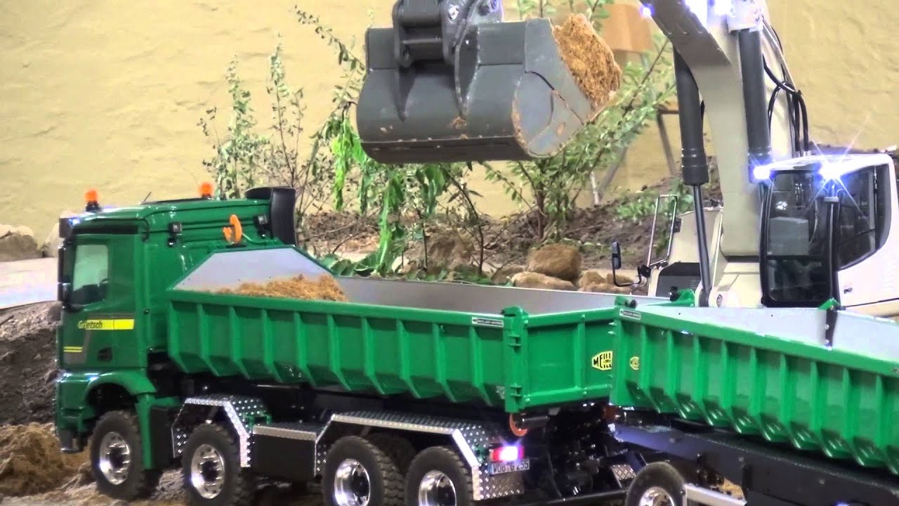 Liebherr 960 SME loads Mercedes Arocs 8x8 hook lifter
