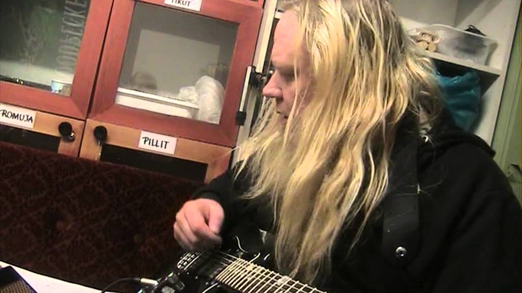 JUSSI HAKULINEN   PUUMANNI AFRIKASSA