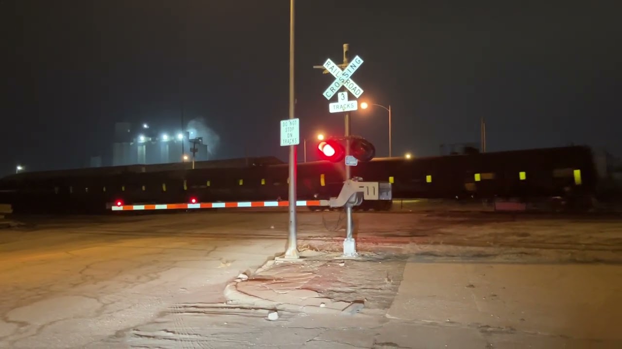 BNSF 8390 Manifest Train East, Main St. Railroad Crossing, Fremont NE