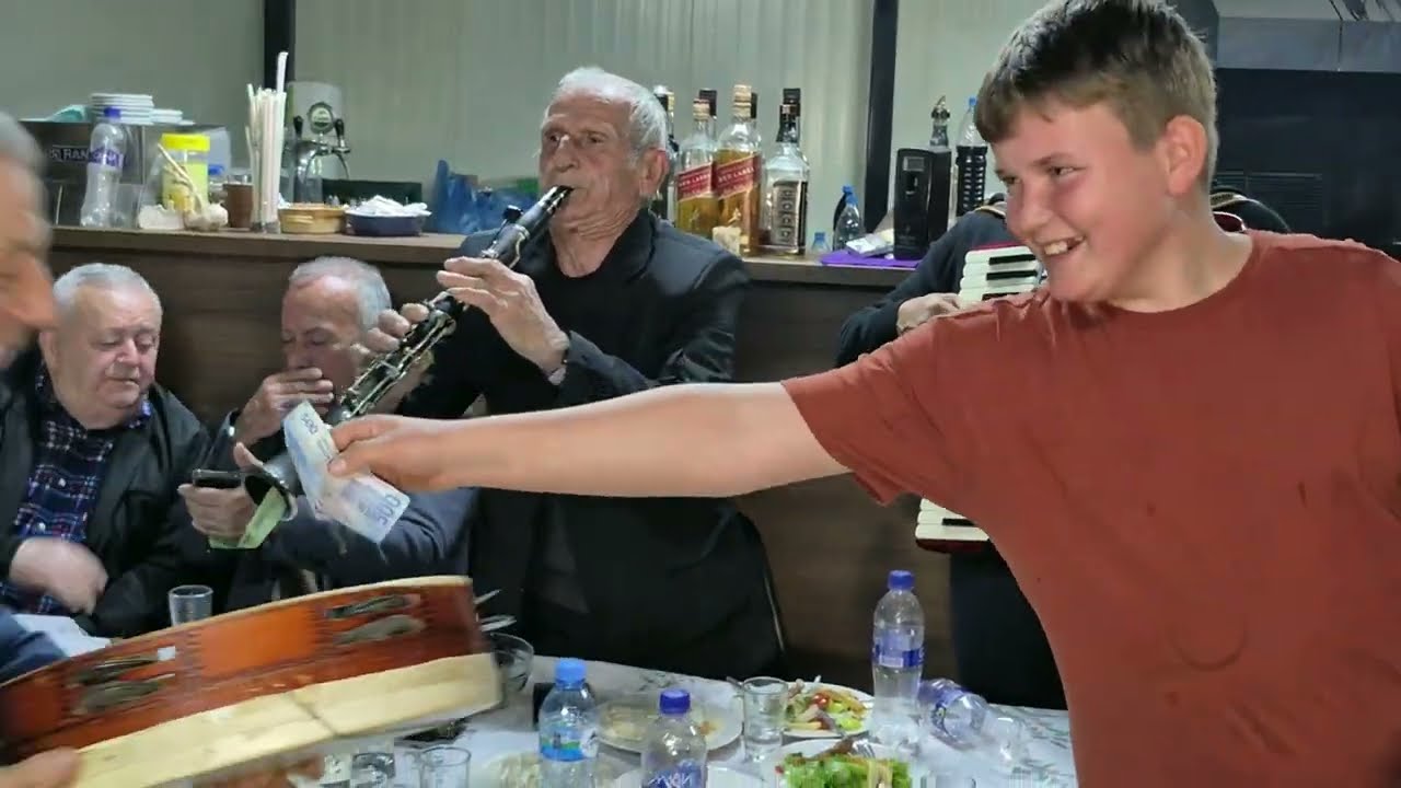 Kozare 2026 Darke midis shokeve Ymer Kumria Klarinet ne Lokalin Fatos Muca