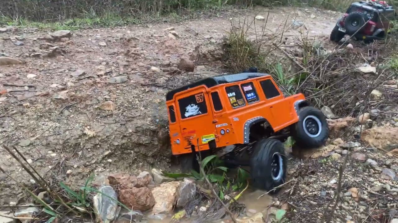 The water falls but the crawlers rise 🆙 BRONCO Vs DEFENDER ⚙️ #top #enjoy #like #offroad #live #two 