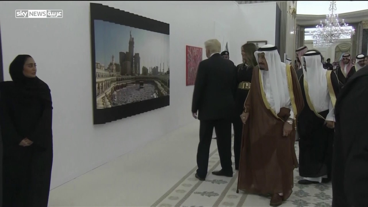 صورة الحرم المكي تثير انتباه الرئيس الأميركي وزوجته
