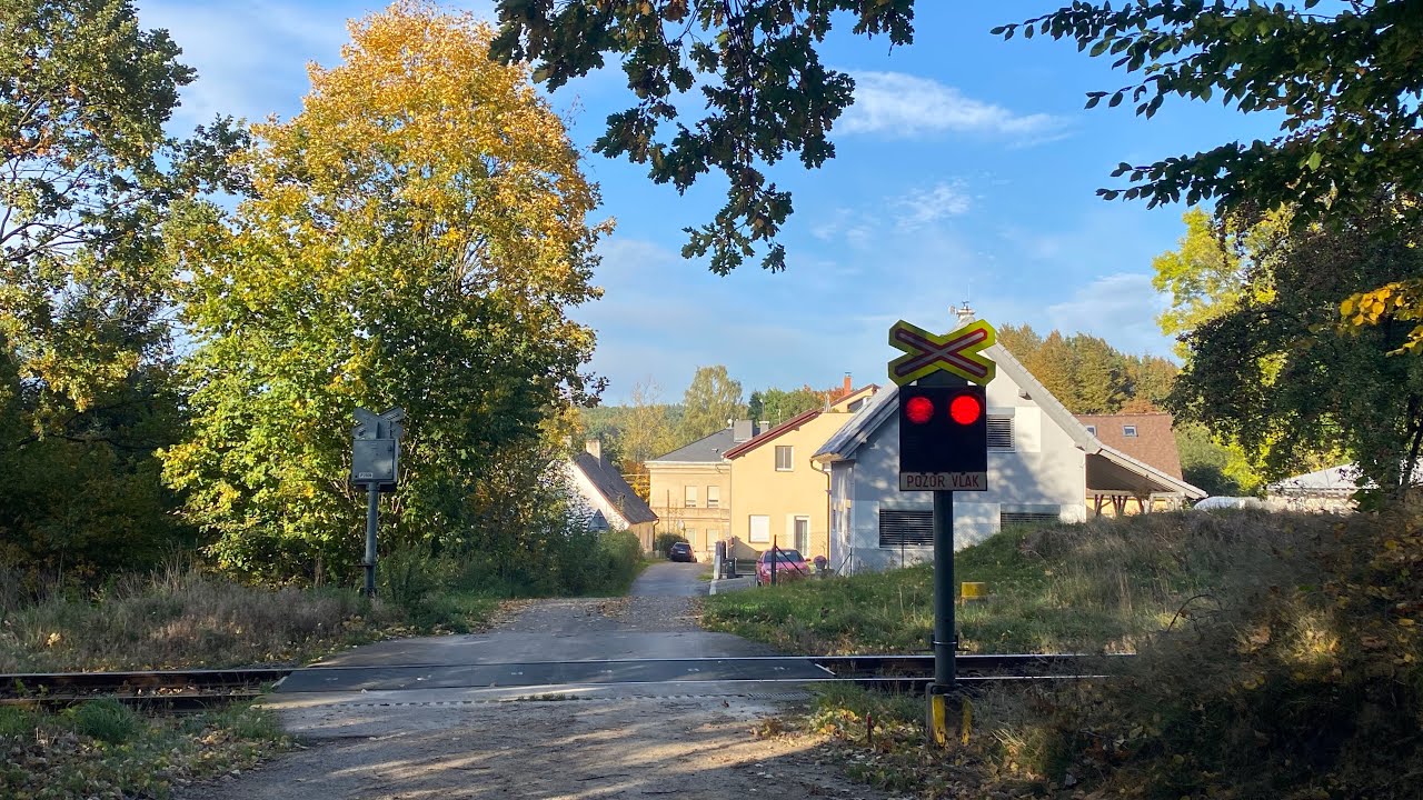 Železničn&iacute; přejezd Liberec - Machn&iacute;n #1 / 10.10.2022 / Czech railroad crossing