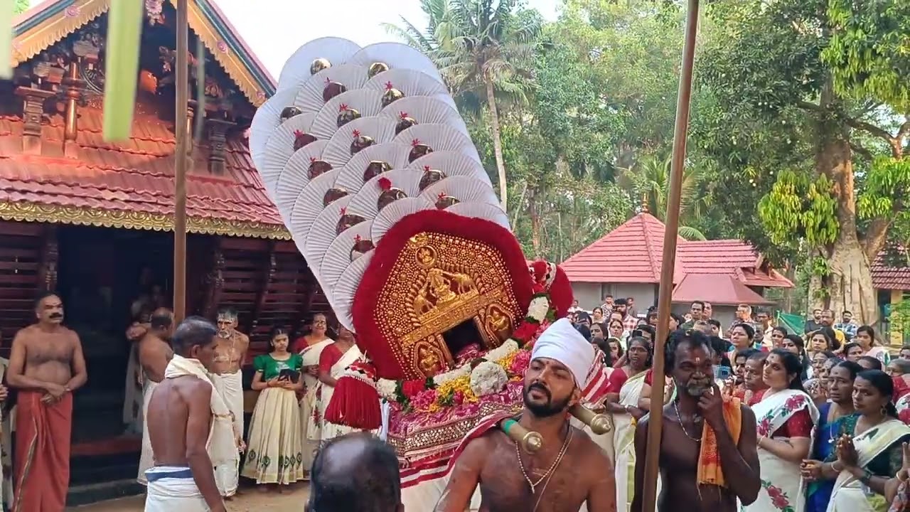 തളിയ്ക്കൽ മഹാദേവനോട് യാത്ര ചോദിച്ച് മടങ്ങുന്ന മണക്കാട്ടമ്മ