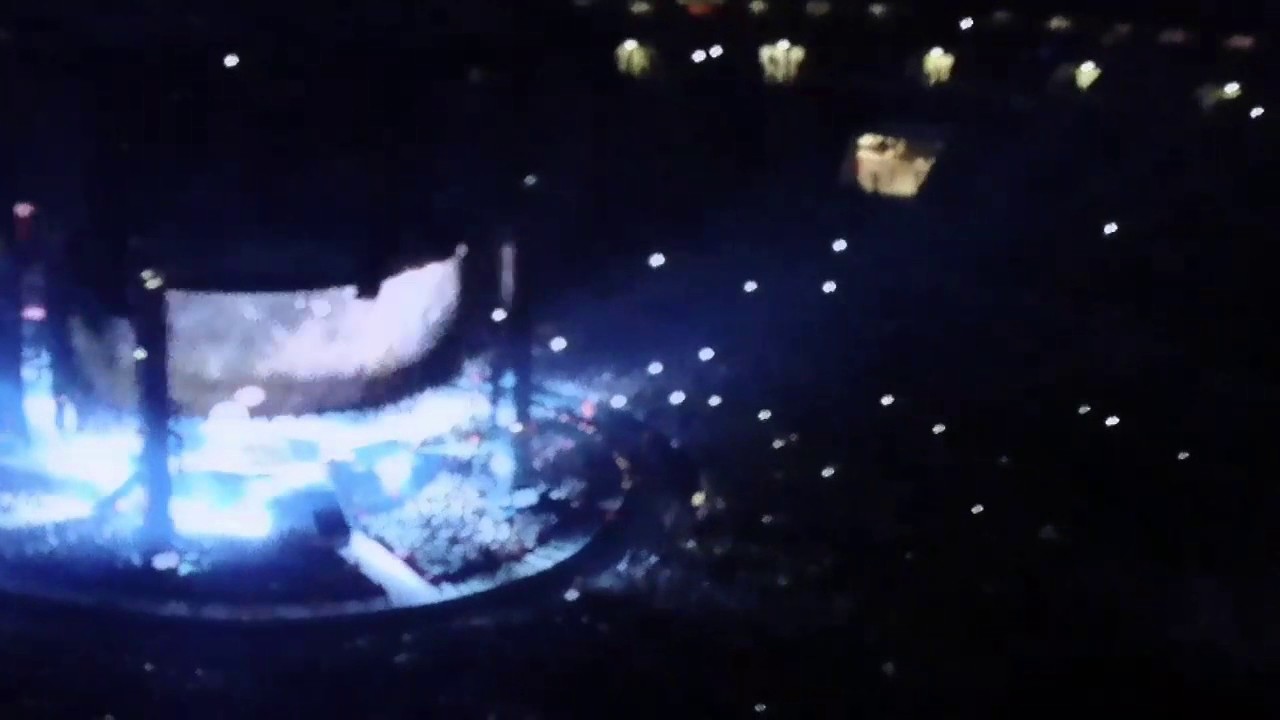 Rolling in the deep - Adele (fancam 290617) fans sing along