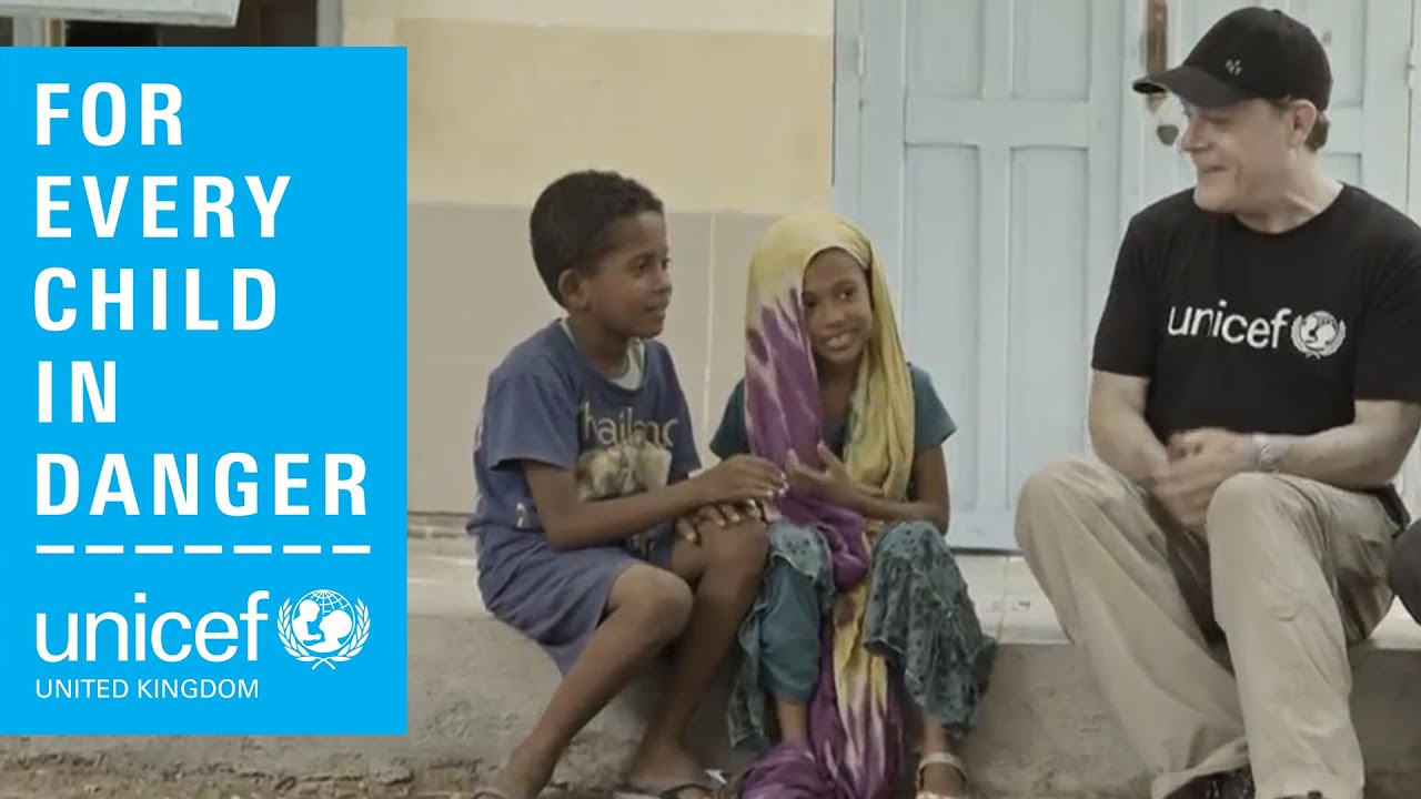 Yemeni-born Ambassador Eddie Izzard meets 7-year-old Jawaher who fled from Yemen to Djibouti