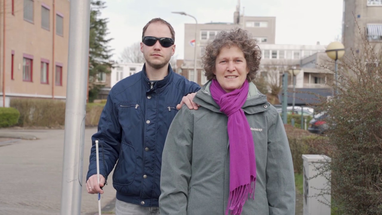 Slechtziend of blind en samen lopen, zo laat je je begeleiden!