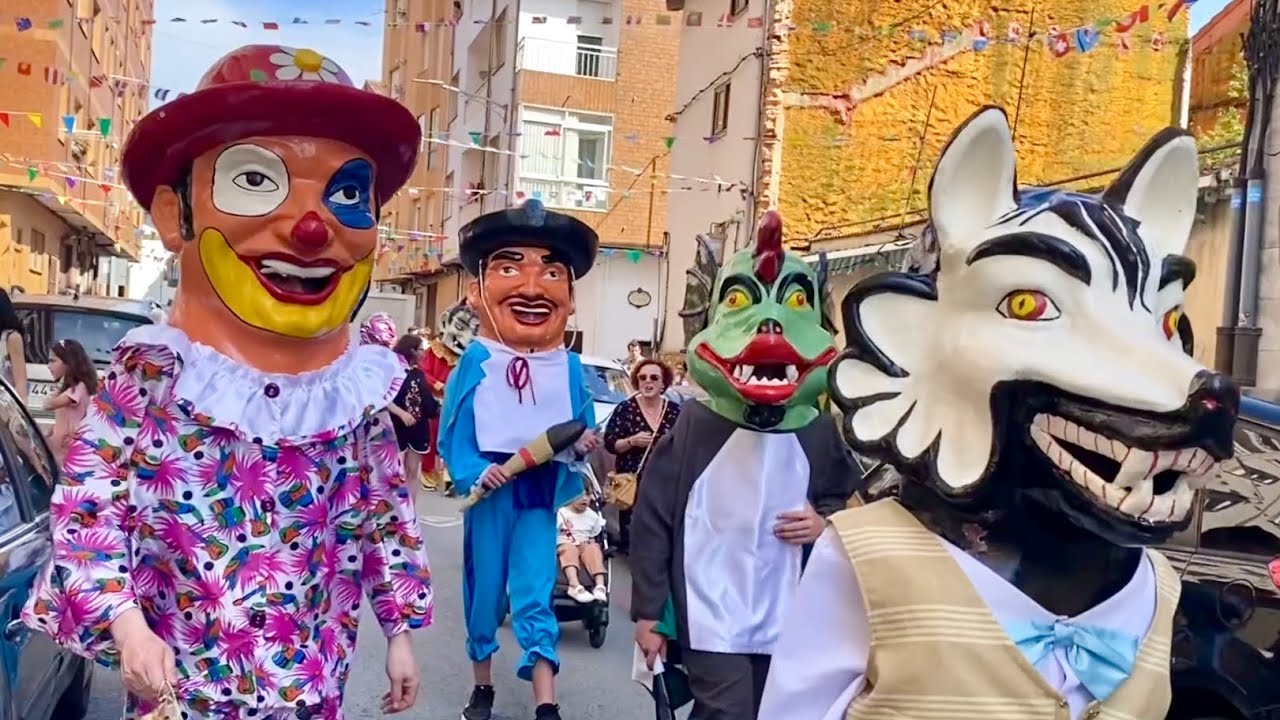Gigantes y Cabezudos con Amigos Castro Peña, Verano 2024 en Castro Urdiales