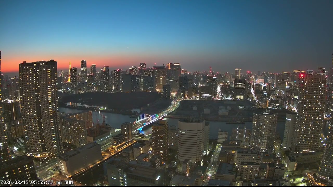 東京ライブカメラ 4K | 港区・築地 | 夕焼けと都心の景色 | 2026-02-15