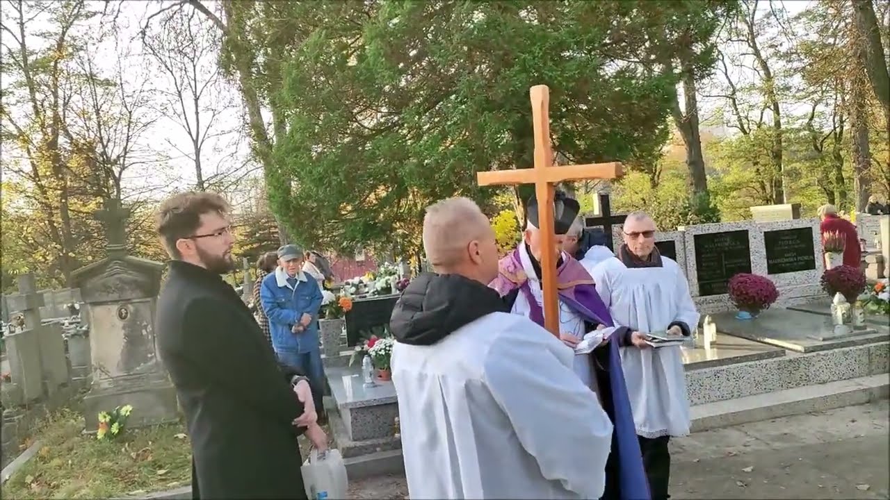 20251101 Procesja na cmentarzu KSM