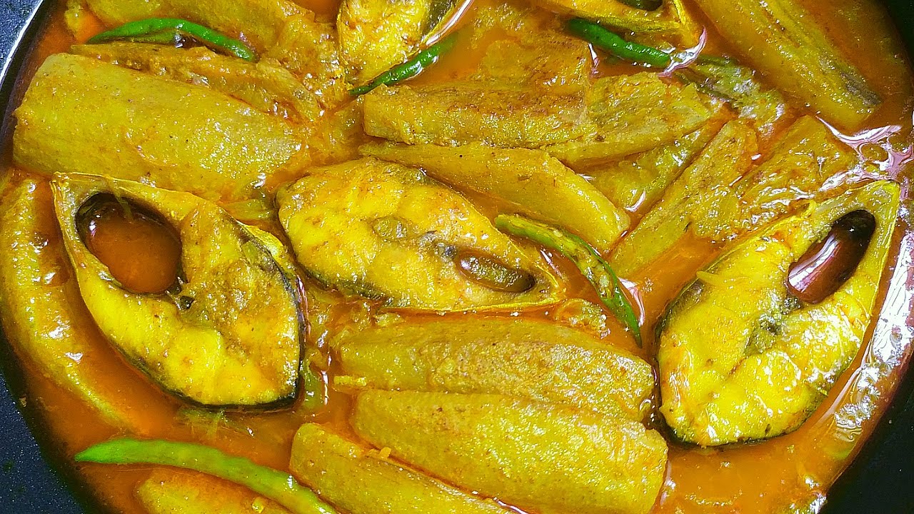 কাঁচা কলা দিয়ে মাছের ঝোল রেসিপি || Kacha Kolar Torkari || Fish Curry With Green Banana