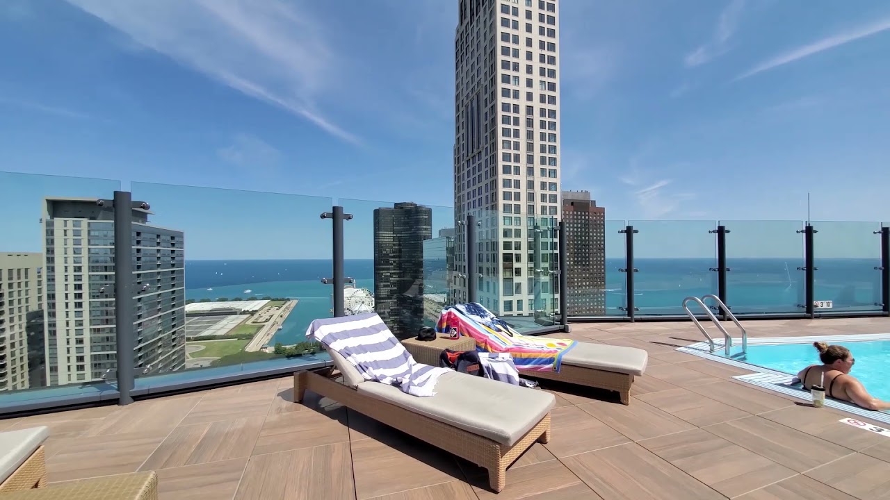 The sky lounge and rooftop pool at Streeterville's Moment apartments