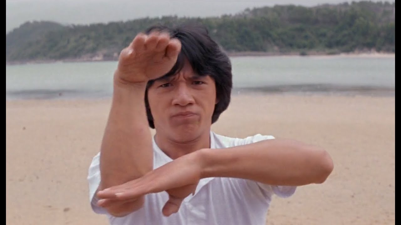 #成龍##經典邵氏電影# 成龍被人欺負，老乞丐看不下去，教他頂級拳法，成龍嫌不夠還拜貓為師，幾月后吊打武林第一！ #蛇形刁手#