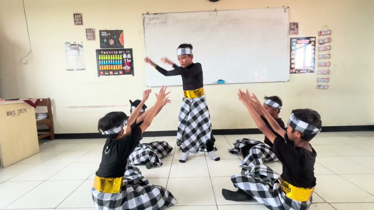 Tari kecak oleh Wikenzho, Dimas, Arjuna, Aldy, Ridwan dan tiga