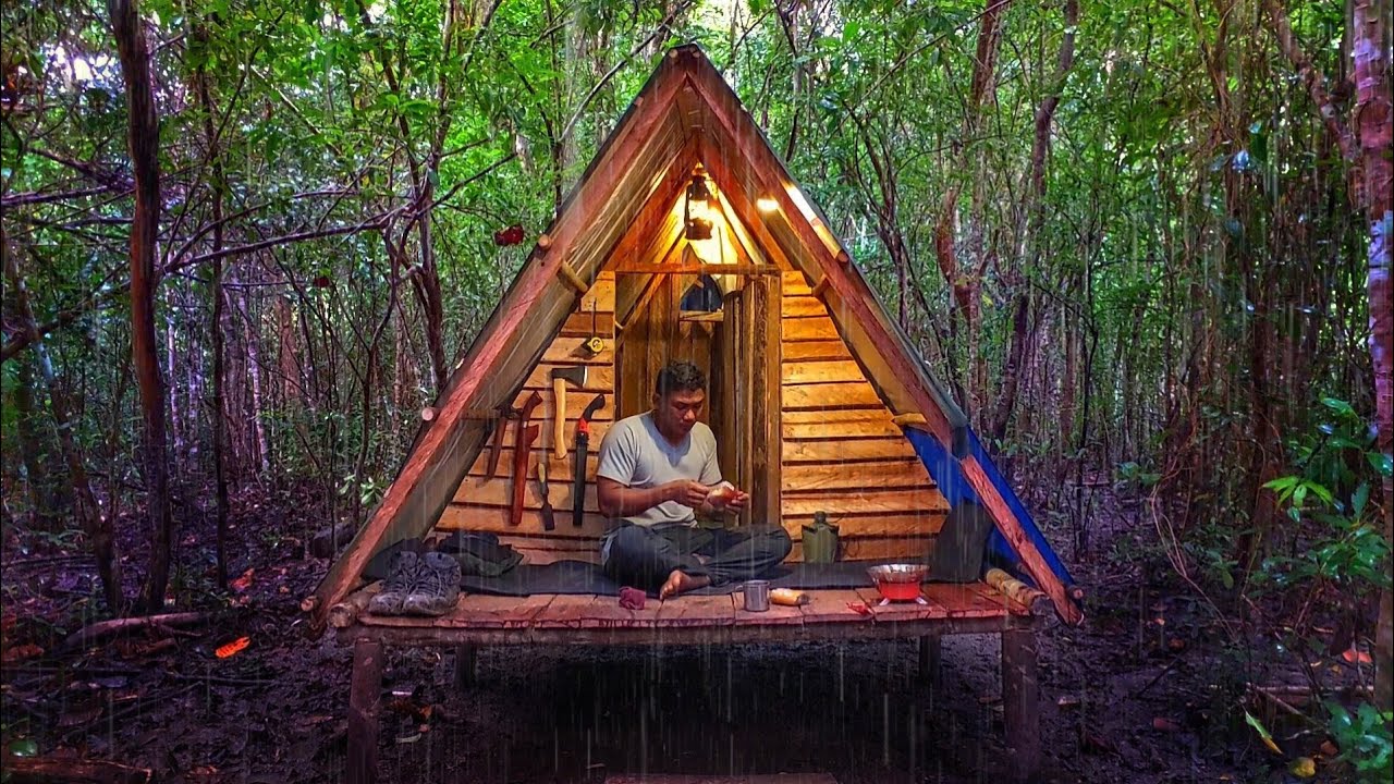 CAMPING HUJAN DERAS || MEMBANGUN RUMAH KECIL SEDERHANA UNTUK BERLINDUNG