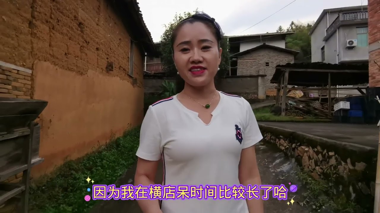 横店凤姐在福建农村，看到新奇东西像三岁小孩，妹妹飞姐对她无语