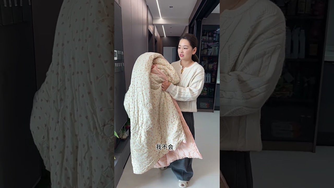 大人一忙孩子就会钻空子…………包个饺子两个妈妈的嘴就没闲着#vlog日常 #农村生活日常 #分享生活小技巧