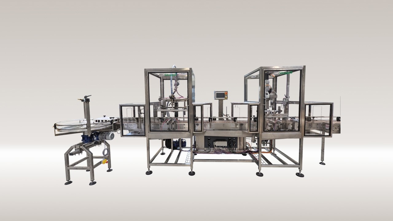 Mini ligne de conditionnement pour liquides : Remplissage et vissage des bouteilles.