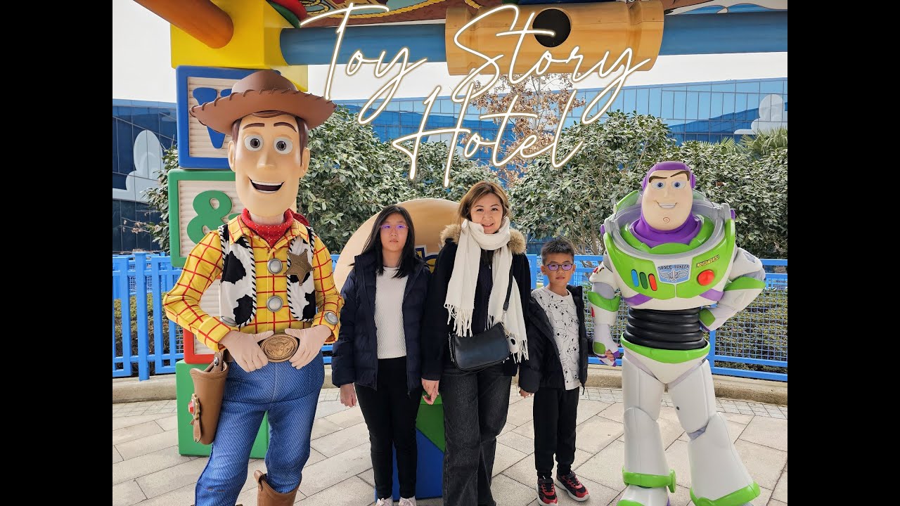 上海 Shanghai Vlog✨ First time at Disneyland 🏰 Toy Story Hotel 🧸 & Disneytown 🍔🛍️👨‍👩‍👧‍👦