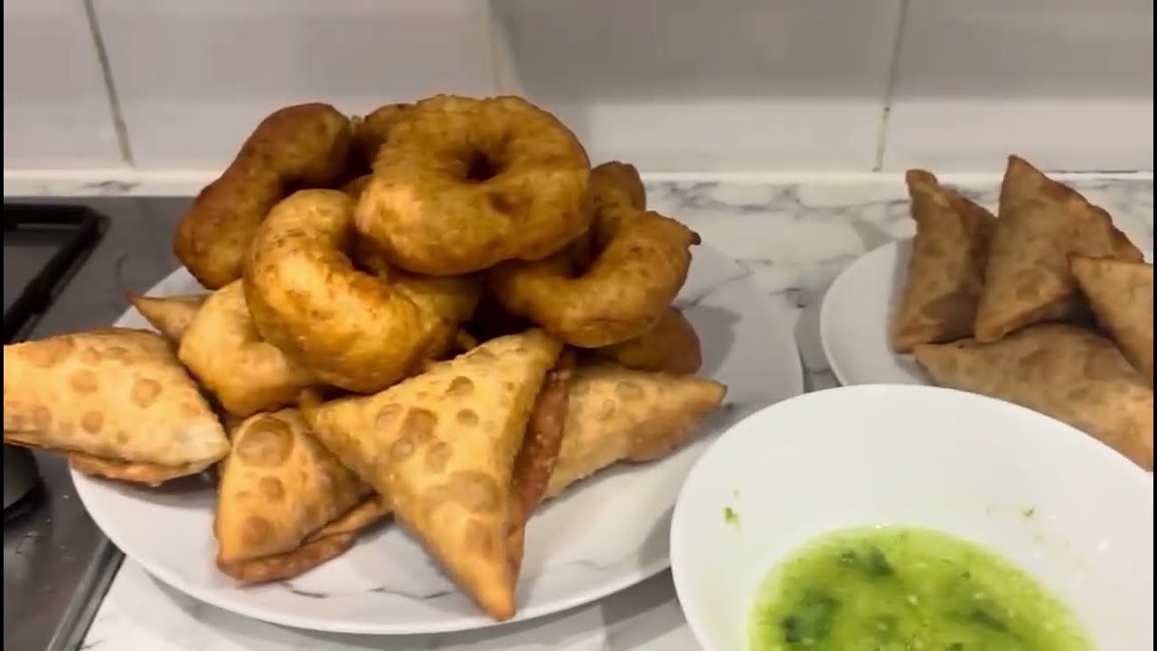 FRYING SAMBUUS, BUR AND BAJIYO SOMALI FOOD