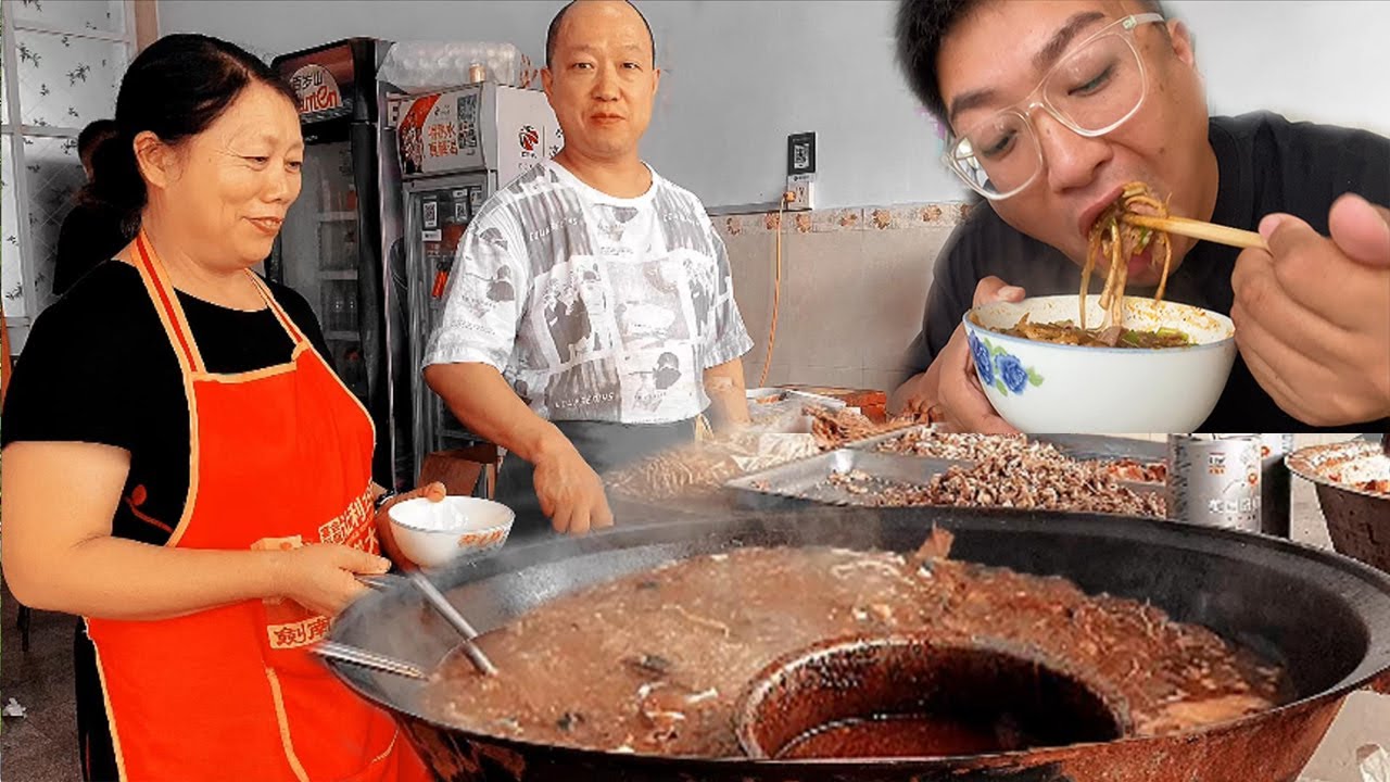 河南许昌大哥卖特色杂炣，牛肠牛脸和牛肝一个大铁锅炖，再加半碗辣椒，实惠！【麦总去哪吃】
