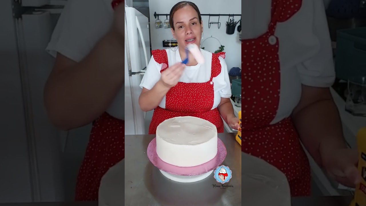 Decorando bizcocho para el día de las madres.