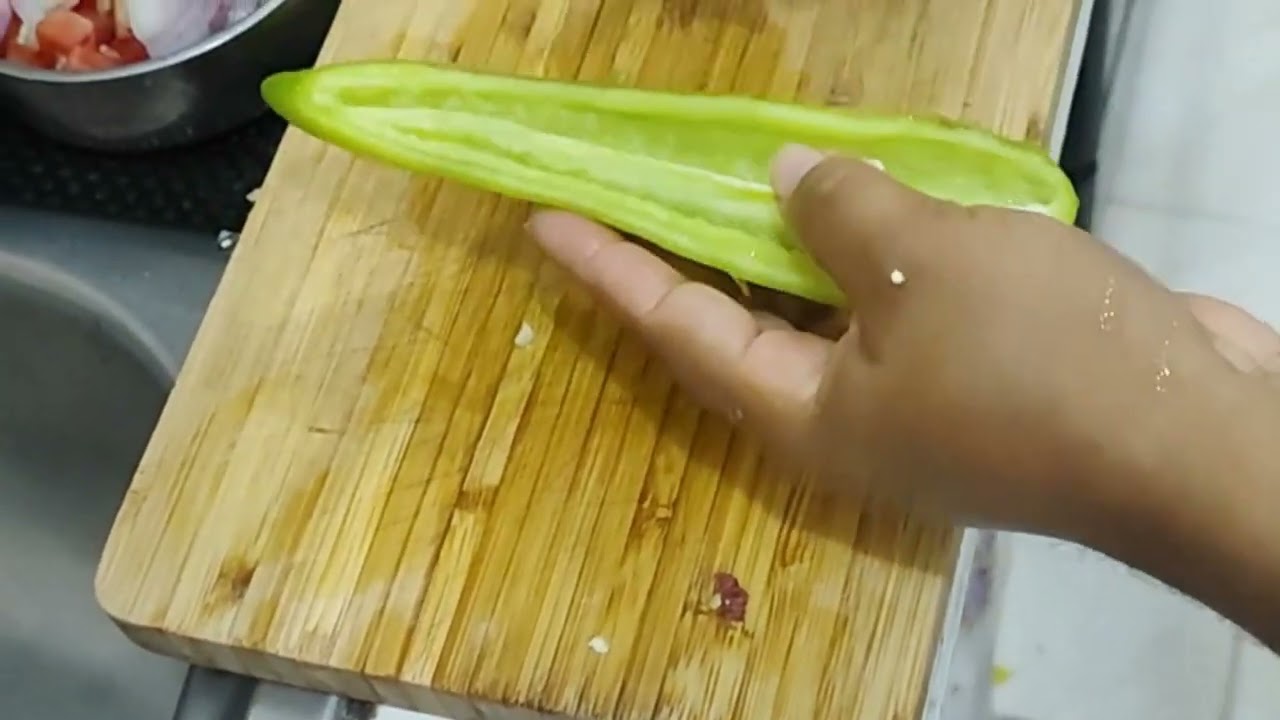 Revoltillo de huevo con verduras, acompañado de tortilla y pan. Rica cena fácil y rápida 