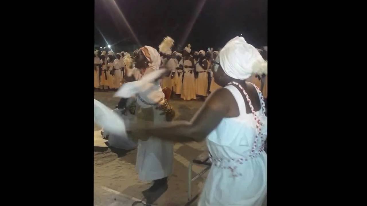 Ivanga ny'ôrungu : ajangina ga nkanga (Et elle flotta telle moëlle de raphia...)