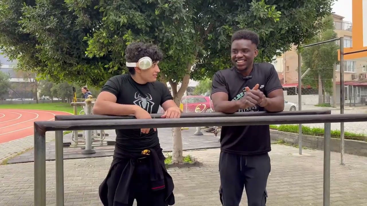 Street workout. How to build your back outside… #fitness #fitnessmotivation #coaching #fitnessmodel 