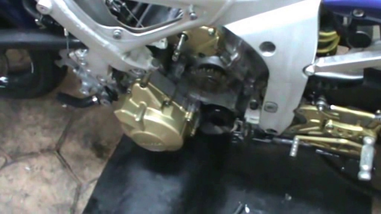 Yamaha R6 2000. Reinstalar carburadores y subir el motor. Parte 63 de ??