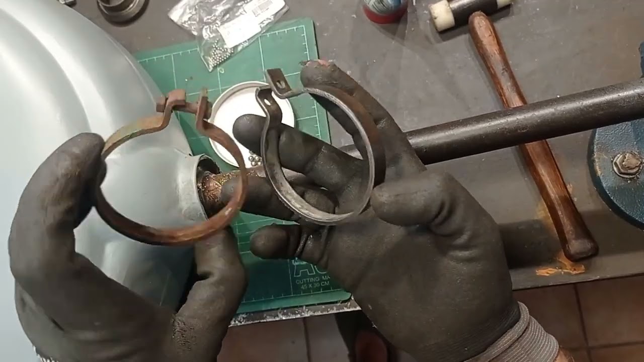 Lambretta 125LD Eibar de 1957. Montaje de horquilla delantera. Video 25