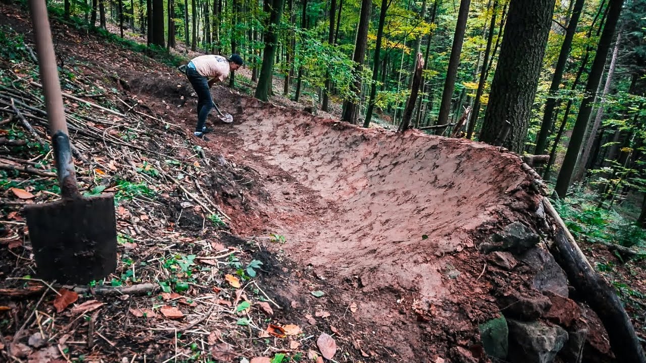TRAILBUILDING TIMELAPSE - Building Big Berms!