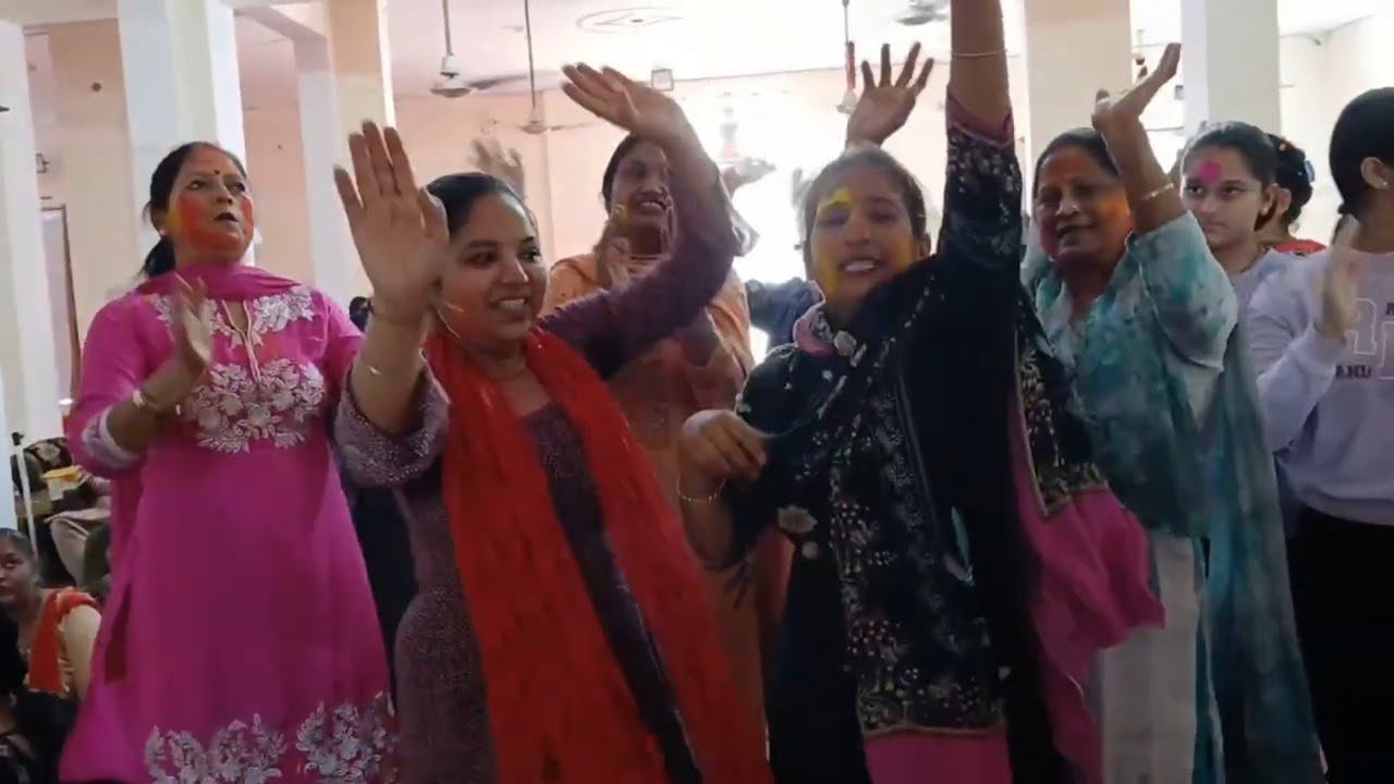 सभी को होली की हार्दिक शुभकामनाए एंव बधाई  हैप्पी  होली 