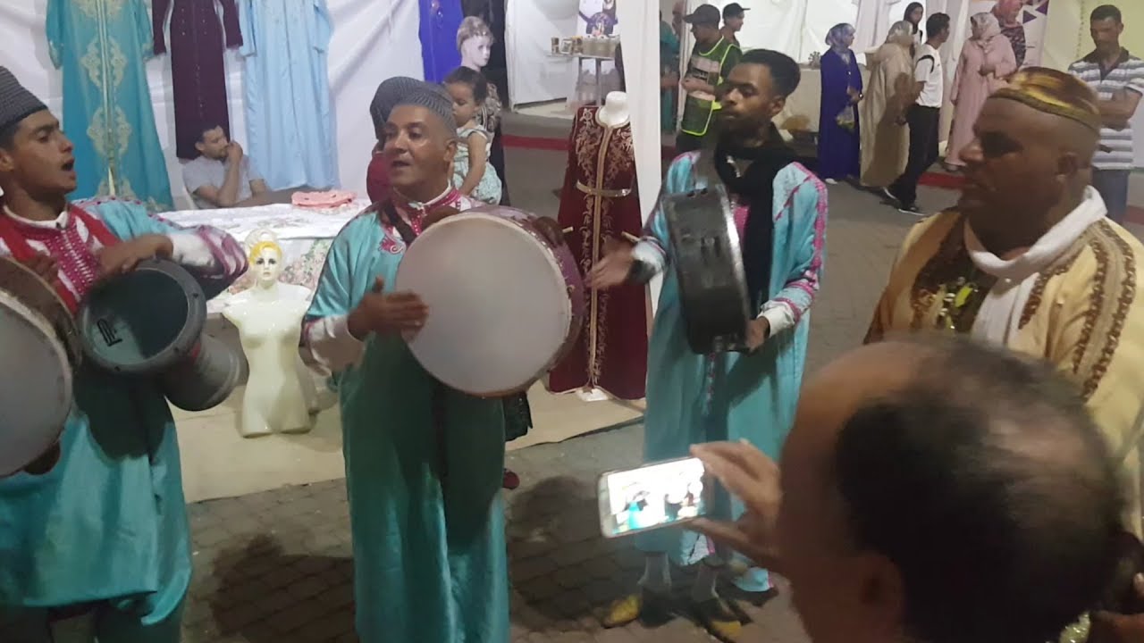 مجموعة شباب العرائش للدقة المراكشية لحماسها تدخل شابان و طفل للرقص شاهد حتى الأخير