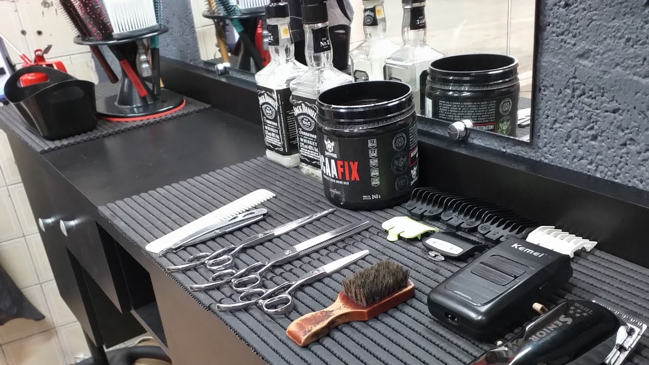 Minha bancada de barbeiro e tudo q eu uso.